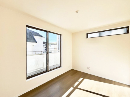 �q�������@������A�������`Bed Room�`�@�q�������͂��q�l�ɂƂ��đ�Ϗd�Ȗ���������܂��B�q����l�ŉ߂�����Ԃ�^���邱�ƂŁA�h���׋����Ԃ����R�Ƒ����܂����畔���̕Еt����|���Ȃǂ��������ƂɌq����܂��B