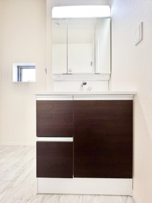 ���ʑ�E���ʏ��@������A�������`Dressing Room�`�@�\���ȑ傫���̐��ʑ�͎��[�����鎖�Ȃ���A�g�����Ȃ݃`�F�b�N�⎕�����ȂǁA���̍Q�����������Ԃł��z�e�����C�N�ȃX�y�[�X�ŗ]�T�Ƃ�Ƃ�������Ē����܂��B