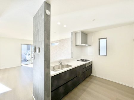 �L�b�`���@�u�₩�ȕ����ʂ蔲����L�b�`���B��������̂Ŗ��邭���C�ɂ��𗧂��܂��B