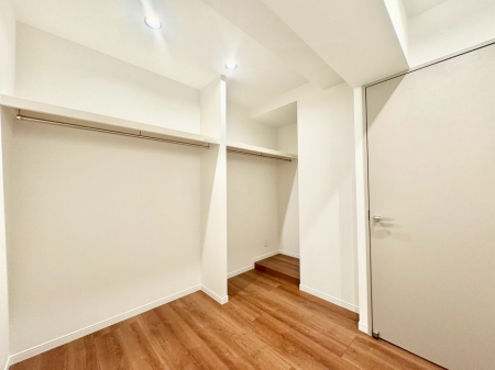 ���̑��@�����`Walk-in Closet�`�@�K�v�Ȃ��̂�R�[�f�B�l�[�g���ꗗ���Ċm�F�ł��A�g�x�x�⏀�����Z���ԂōςރE�H�[�N�C���N���[�[�b�g��ݒu���܂����B�Ƃ̒�����������Ƃ�����֗��Ȏ��[�X�y�[�X�ł��B