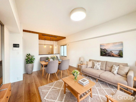 ���r���O�@�����`Living�`�@�Ƒ��̐H����c���̂ق��A�q�ǂ���V�΂�����A�F�l���������肷��LDK�͏Z�܂��̒��S�B�����ԉ߂����ꏊ������A���̋�Ԃ͏Z�܂��S�̂̋��S�n�����E���܂��B�@���Ƌ��CG�ł�