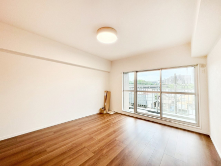 ���̑����ρ@�����`Living�`�@�O���̗��Ȃ��V���v���ł�������LDK�B�傫�ȑ�������������������ނ̂Ŏ��������邭�A�Ƒ��̌e���̏�Ƃ��ăs�b�^���ł��B�J�����Ɠ�������̗ǂ��𐥔񂲗����������I