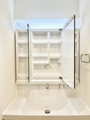 ���̑����ρ@�O�ʋ��̗��ɁA���ϕi��q���p�i�Ȃǂ����[�\�B���ʑ����������ƕۂ��܂��I