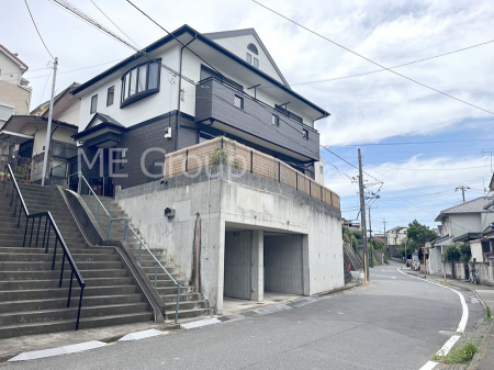 ���n�O�ώʐ^�@�O�ρ`Exterior�`�@�ՐÂȏZ��n�Ŏq��ĉƑ��Ƀs�b�^���B�����̂��U�������K�ȗ΂Ɍb�܂ꂽ�G���A�ŁA���R�ɕ�܂ꂽ���₩�ȕ�炵���������邽�߂́A��Ƃ肠��Z���������Ă��܂��B