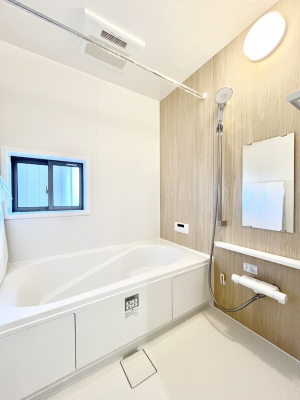 �����@������B�������`Bath Room�`�@����L�΂��ē������邱�Ƃ��\�I����̔�������M�d�ȃo�X�^�C���ł��B���q�l�Ƃ��ꏏ�ł��\���ȍL���Ȃ̂ŁA���r���O�Ƃ͈�����Ƒ��c�R�̂ЂƎ������y���݂��������܂��B