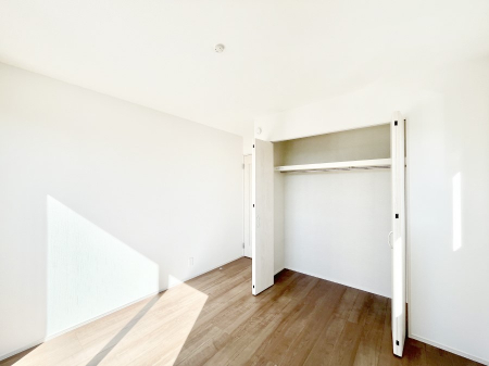 �q�������@������B�������`Bed Room�`�@�q�������͂��q�l�ɂƂ��đ�Ϗd�Ȗ���������܂��B�q����l�ŉ߂�����Ԃ�^���邱�ƂŁA�h���׋����Ԃ����R�Ƒ����܂����畔���̕Еt����|���Ȃǂ��������ƂɌq����܂��B