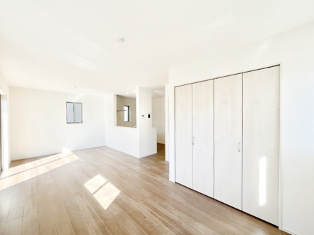 ���̑����ρ@������B�������`Living�`�@�L���ȗz�������̏ꏊ���Ƃ炵�����B�����邱�̋�Ԃ݂͂�Ȃ̏Ί炪�W���ꏊ�A����Y��A���邱�Ƃ̂Ȃ����킢���Ȃ���b���y���ގ��ԁA��������̎v�����Ԃ���ꏊ�B