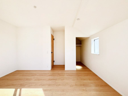 �Q���@�����`Bed Room�`  �S�����ɂ͎��[�N���[�[�b�g�������I���i�g���̂��m���⏬���͂������A�G�ߕ��̂��m���Ȃǂ���������Ɛ������ڂ����܂������܂��B  ������Ԃ��L���g�p�ł��܂��ˁB