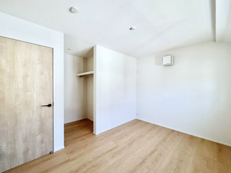 �q�������@�����`Bed Room�`�@�q�������͂��q�l�ɂƂ��đ�Ϗd�Ȗ���������܂��B�q����l�ŉ߂�����Ԃ�^���邱�ƂŁA�h���׋����Ԃ����R�Ƒ����܂����畔���̕Еt����|���Ȃǂ��������ƂɌq����܂��B