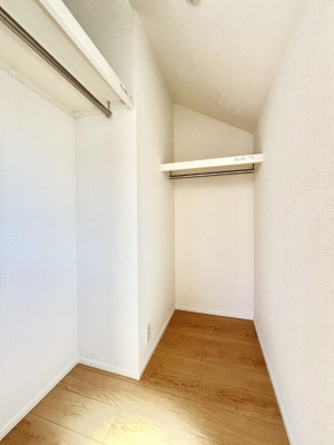 ���̑��@�����`Walk-in Closet�`�@��������̗m���������Ă��V���ɂȂ�ɂ����E�H�[�N�C���N���[�[�b�g�B�m���ȊO�ɂ��A���i�g��Ȃ��Ɠd��X�[�c�P�[�X�A�X�g�b�N�i�Ȃǉ��ł��Еt����������Ԃł��B