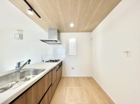 �L�b�`���@�����`Kitchen�`�@���R�������鑋�̂���L�b�`���������g���ꏊ�����炱���A�g��������l�����܂����B�������Ƃ����L�b�`���R�[�i�[�͎����L���Ȏd�オ��ƂȂ��Ă���܂��B