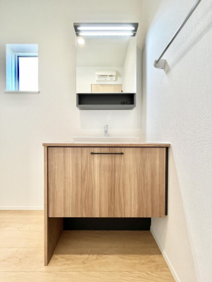 ���ʑ�E���ʏ��@�����`Dressing Room�`�@���邭����������p�E�_�[���[���B�����g���ꏊ�����炱���A���K�ȋ�ԂƂȂ��Ă���܂��B�V�����v�[�h���b�T�[���̗p���Ă���܂��̂ŁA���V��������y�ɏo���܂��B