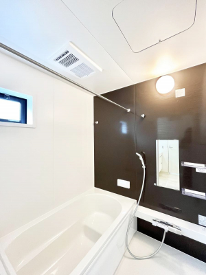 �����@�����`Bath Room�`�@�������������͋C�̗����Ŗ����Ɍ����ă��t���b�V���B���������@�\���t���Ă���̂ŗׂ̐���@�u����Ő􂢏オ�������󕨂��A�J�̓����V�C���C�ɂ������������邱�Ƃ��\�ł��B