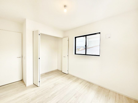 �Q���@�����`Bed Room�`�@�������������̂��ˌ��Ẵ����b�g�ł��B���Ƒ������������ƂŎ苷�Ɋ����Ă����Z�܂����ˌ��Ăł͊e�����v���C�o�V�[��ۂ��Ƃ��ł��܂��B�Z�܂��ɂ�Ƃ肪���܂�S�������b�N�X�ł��܂���