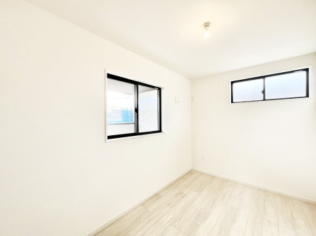 �q�������@�����`Bed Room�`�@�q�������͂��q�l�ɂƂ��đ�Ϗd�Ȗ���������܂��B�q����l�ŉ߂�����Ԃ�^���邱�ƂŁA�h���׋����Ԃ����R�Ƒ����܂����畔���̕Еt����|���Ȃǂ��������ƂɌq����܂��B