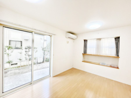 ���r���O�@���邢�z���������A�����̕��͋C�ɖ�������郊�r���O�_�C�j���O