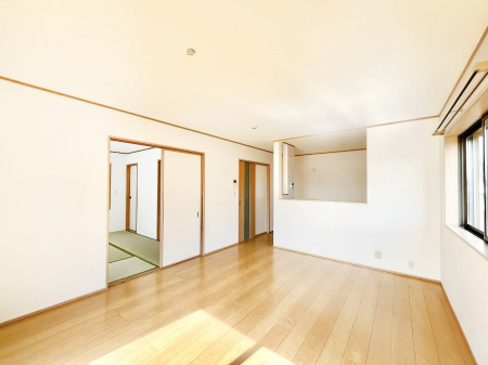 ���r���O�@���邢�z���������A�����̕��͋C�ɖ�������郊�r���O�E�_�C�j���O�B 