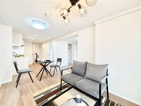 ���r���O�@�Ƒ��̘a�₩�ȉ�b���������Ă������B�J�����̂��郊�r���O�ł��B