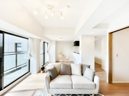 ���r���O�@�Ƒ��̘a�₩�ȉ�b���������Ă������B�J�����̂��郊�r���O�ł�