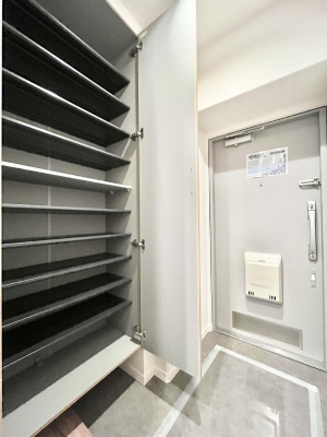 ���̑����ρ@�����Ղ���[�ł���V���[�Y�{�b�N�X�ŉƑ��S���̌C���A���ւ�������B  