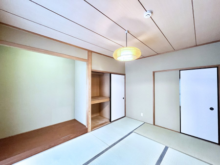 ���̑����ρ@���r���O�Ɨׂ荇���Ă���a���B�ق��ƈꑧ�ł���a�̋�Ԃ��Y�ꂸ�ɁB 