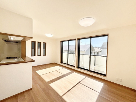 ���r���O�@���邢�z���������A�����̕��͋C�ɖ�������郊�r���O�E�_�C�j���O�B