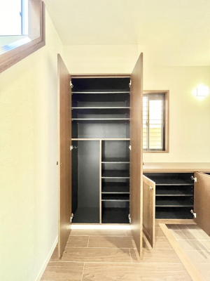 ���̑����ρ@�����Ղ���[�ł���V���[�Y�{�b�N�X�ŉƑ��S���̌C���A���ւ�������B  