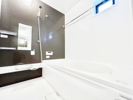 �����@�����`Bath Room�`�@�������������͋C�̗����Ŗ����Ɍ����ă��t���b�V���B���������@�\���t���Ă���̂ŗׂ̐���@�u����Ő􂢏オ�������󕨂��A�J�̓����V�C���C�ɂ������������邱�Ƃ��\�ł��B