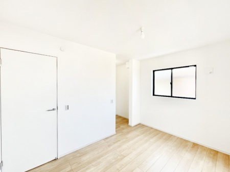�Q���@�����`Bed Room�`�@�u��������������l�v�Ƃ��v�w�ł�����肭�낰��Q���B�����̉Ǝ��₨�d���ɔ�ꂽ���̓t�J�t�J�̃x�b�g�Ŗ�����Ă��������B�e���r��{�I�������Ă����K�ȍL����������