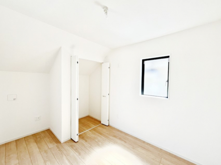 �q�������@�����`Bed Room�`�@�q�������͂��q�l�ɂƂ��đ�Ϗd�Ȗ���������܂��B�q����l�ŉ߂�����Ԃ�^���邱�ƂŁA�h���׋����Ԃ����R�Ƒ����܂����畔���̕Еt����|���Ȃǂ��������ƂɌq����܂��B