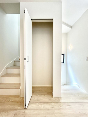 ���̑����ρ@���r���O���[�B�����Ɏ��[������ƕ����W�܂�LDK���X�b�L���Еt�������ł��ˁB  