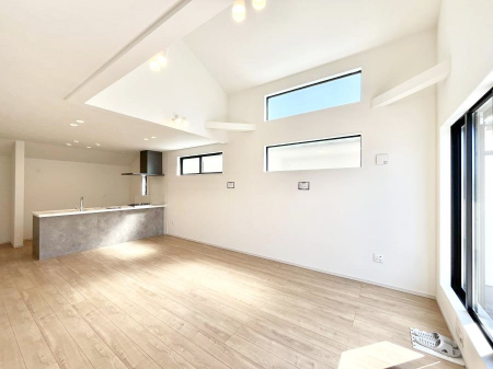 ���r���O�@���邢�z���������A�����̕��͋C�ɖ�������郊�r���O�E�_�C�j���O�B   