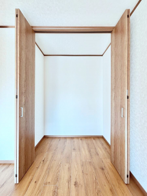 ���̑����ρ@���r���O���[�B�����Ɏ��[������ƕ����W�܂�LDK���X�b�L���Еt�������ł��ˁB  