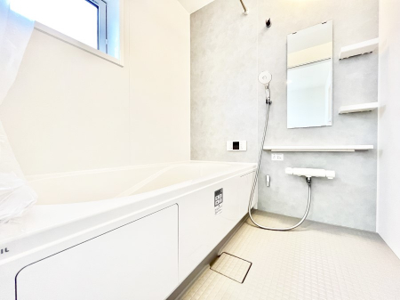 �����@������2�������`Bath Room�`�@����L�΂��ē������邱�Ƃ��\�I����̔�������M�d�ȃo�X�^�C���ł��B���q�l�Ƃ��ꏏ�ł��\���ȍL���Ȃ̂ŁA���r���O�Ƃ͈�����Ƒ��c�R�̂ЂƎ������y���݂��������܂��B