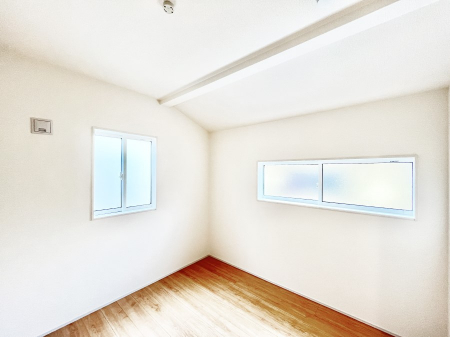 �q�������@������2�������`Bed Room�`�@�q�������͂��q�l�ɂƂ��đ�Ϗd�Ȗ���������܂��B�q����l�ŉ߂�����Ԃ�^���邱�ƂŁA�h���׋����Ԃ����R�Ƒ����܂����畔���̕Еt����|���Ȃǂ��������ƂɌq����܂��B