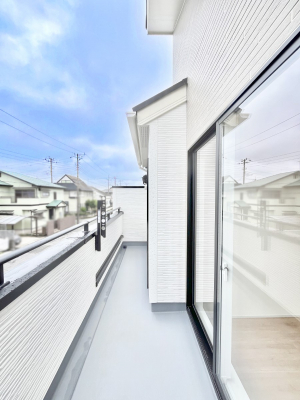 �o���R�j�[�@������2�������`Balcony�`�@������̃o���R�j�[�̑O�ɂ͉_�ȊO�ɑ��z���Ղ���̂�����܂���B�����󕨂������₷���A����薾�邭�C�����̂������������Ă��܂��B�g���₷���J���I�ȃo���R�j�[�ł���