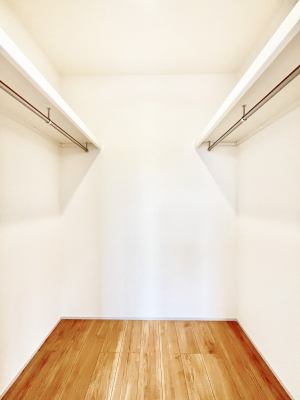 ���̑��@������2�������`Walk-in Closet�`�@��������̗m���������Ă��V���ɂȂ�ɂ����E�H�[�N�C���N���[�[�b�g�B�m���ȊO�ɂ��A���i�g��Ȃ��Ɠd��X�[�c�P�[�X�A�X�g�b�N�i�Ȃǉ��ł��Еt����������Ԃł��B