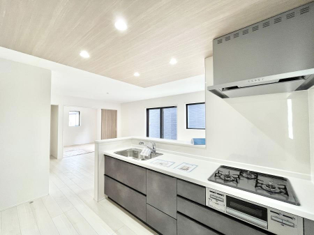 �L�b�`���@���������Ȃ���ł����Ƒ��Ƃ̉�b���y���߂�ΖʃL�b�`��