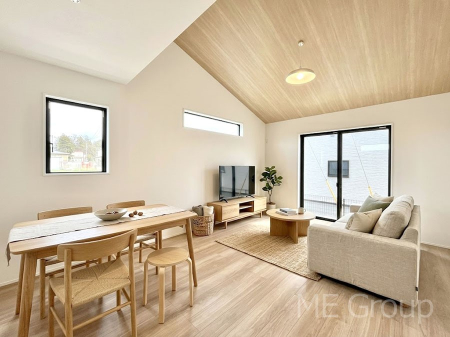 ���r���O�@�Ƒ��̘a�₩�ȉ�b���������Ă������B�J�����̂��郊�r���O�ł��B���Ƌ��CG�ł�  