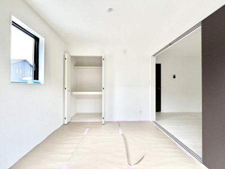 ���̑����ρ@���r���O�Ɨׂ荇���Ă���a���B�ق��ƈꑧ�ł���a�̋�Ԃ��Y�ꂸ�ɁB 