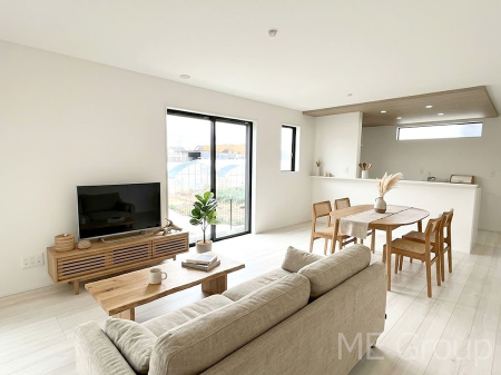 ���r���O�@�Ƒ��̘a�₩�ȉ�b���������Ă������B�J�����̂��郊�r���O�ł��B���Ƌ��CG�ł�  