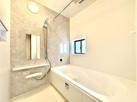 �����@������B�������`Bath Room�`�@���t���̃o�X���[���́A�̌������薾�邭�C�����̗ǂ���Ԃł��B�������邱�ƂŁA���C�����ǍD�B������芰����o�X���[���ŁA�����̃o�X�^�C�����y���݂ɂȂ肻���ł��B