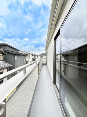 �o���R�j�[�@�����`Balcony�`�@�傫�ȋ�Ɉ͂܂ꂽ�C�����̂����ƁB�o���R�j�[��`�������ň��|�I�ȊJ�����ɕ�܂�܂��B�o���R�j�[�͗z���������݂��z�c����󕨂��C�����悭�������Ƃ��ł��܂��B