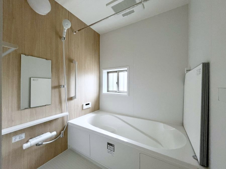 �����@������C�������`Bath Room�`�@����L�΂��ē������邱�Ƃ��\�I����̔�������M�d�ȃo�X�^�C���ł��B���q�l�Ƃ��ꏏ�ł��\���ȍL���Ȃ̂ŁA���r���O�Ƃ͈�����Ƒ��c�R�̂ЂƎ������y���݂��������܂��B