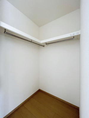 ���̑��@������C�������`Walk-in Closet�`�@��������̗m���������Ă��V���ɂȂ�ɂ����E�H�[�N�C���N���[�[�b�g�B�m���ȊO�ɂ��A���i�g��Ȃ��Ɠd��X�[�c�P�[�X�A�X�g�b�N�i�Ȃǉ��ł��Еt����������Ԃł��B