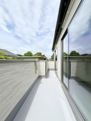 �o���R�j�[�@������A�������`Balcony�`  �傫�ȋ�Ɉ͂܂ꂽ�C�����̂����ƁB  �o���R�j�[��`�������ň��|�I�ȊJ�����ɕ�܂�܂��B  �o���R�j�[�͗z���������݂��z�c����󕨂��C�����悭�������Ƃ��ł��܂��B