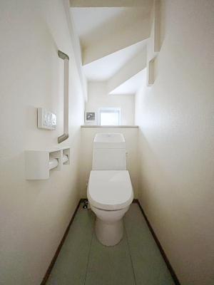 �g�C���@������A�������`Toilet�`�@�Y��E�X�b�L���E���K�ȃE�H�V�����b�g�t�g�C���ł��낰���Ԃł��B�̌������薾�邭�A���K��ԂƂȂ��Ă���܂��������g���ꏊ�����炱���̔z���ł��I