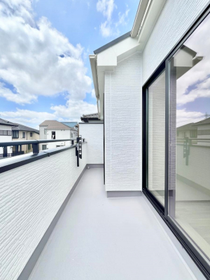 �o���R�j�[�@�����`Balcony�`  �o���R�j�[�͉������z���������݁A���z�c����󕨂��C�����悭�������Ƃ��ł��܂��B  �g���₷���J���I�ȃo���R�j�[�ł����z�����������Ղ�~�蒍���A�o���R�j�[�t���Z�܂��B  