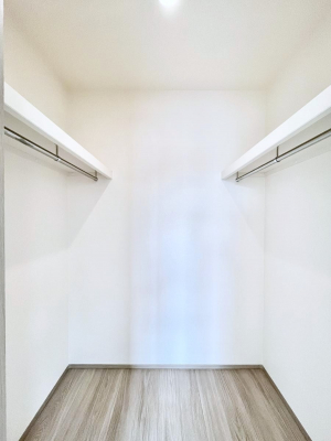 ���̑��@�����`Walk-in Closet�`�@�K�v�Ȃ��̂�R�[�f�B�l�[�g���ꗗ���Ċm�F�ł��A�g�x�x�⏀�����Z���ԂōςރE�H�[�N�C���N���[�[�b�g��ݒu���܂����B�Ƃ̒�����������Ƃ�����֗��Ȏ��[�X�y�[�X�ł��B