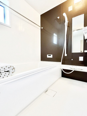�����@�������T�������`Bath Room�`�@���t���̃o�X���[���́A�̌������薾�邭�C�����̗ǂ���Ԃł��B�������邱�ƂŁA���C�����ǍD�B������芰����o�X���[���ŁA�����̃o�X�^�C�����y���݂ɂȂ肻���ł��B